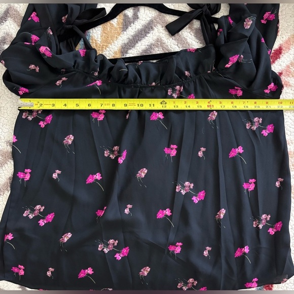 CECE long sleeve cold shoulder black with floral print blouse. L - Picture 5 of 5